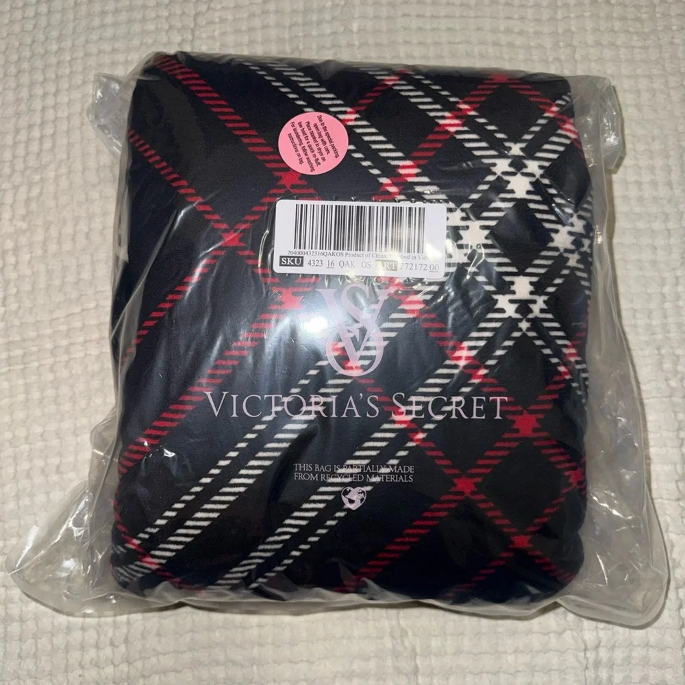 🖤Victoria’s Secret Cozy-Fleece Blanket - Black/Red/White Plaid - NWT - 60” x 50” - Picture 4 of 8
